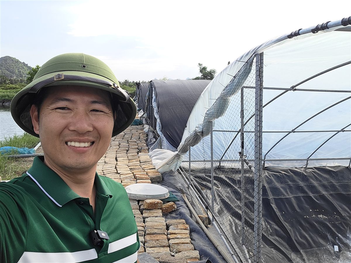 Chống nóng cho tôm mùa nắng nóng - Thiện Mũ Cối kiểm tra ao dưới nắng