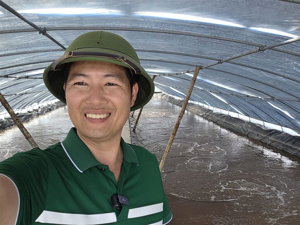 Khí độc NH3 trong ao tôm - Thiện Mũ Cối bên ao nuôi tôm nhà bạt, mặt nước nổi bọt giữa trưa nắng