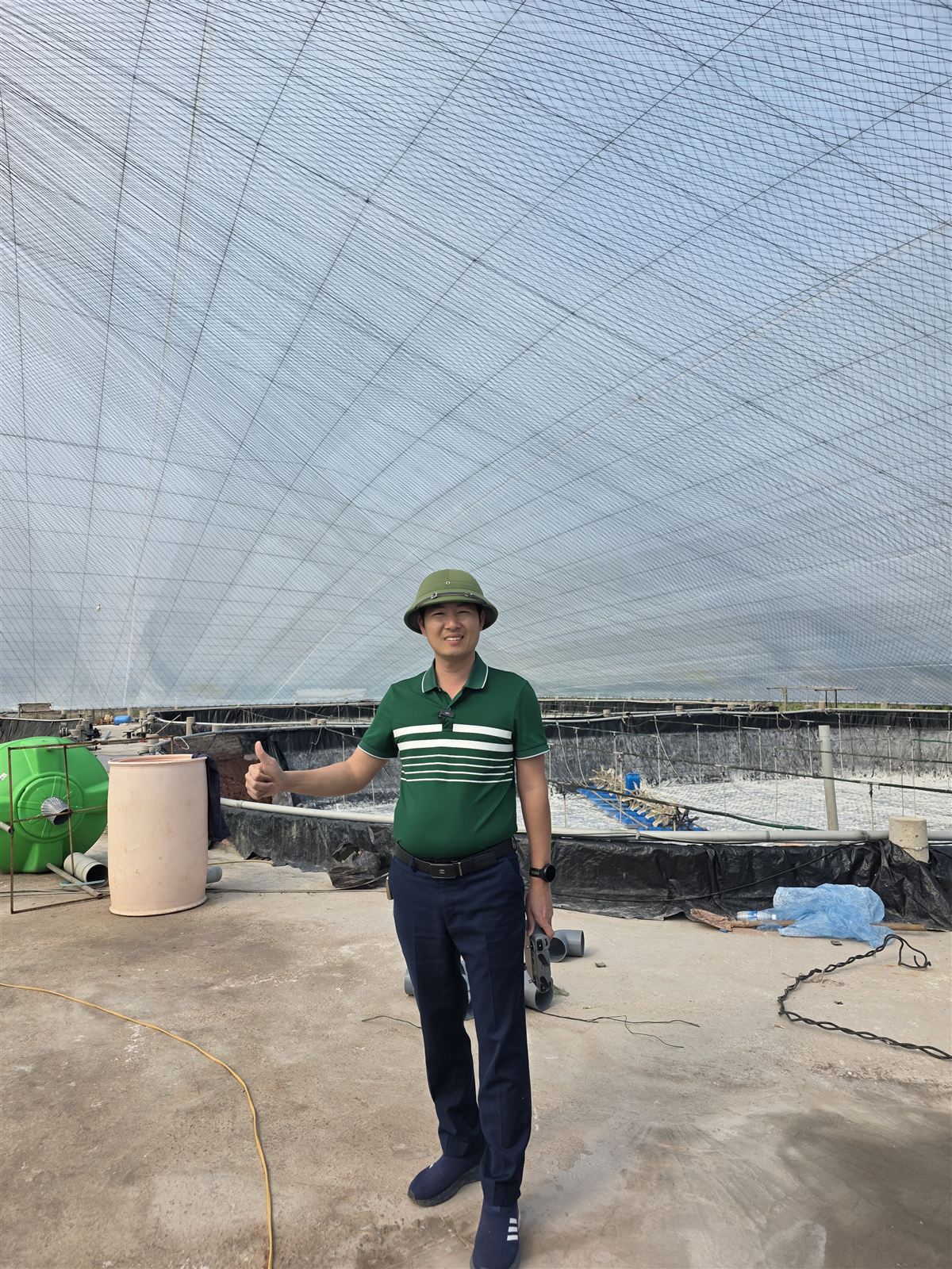 Thiện Mũ Cối tại ao nuôi tôm thẻ chân trắng công nghệ cao dùng men vi sinh đường ruột định kỳ