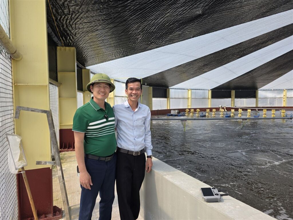 Thiện Mũ Cối thăm ao tôm nhà lưới tư vấn xử lý bệnh gan trên tôm