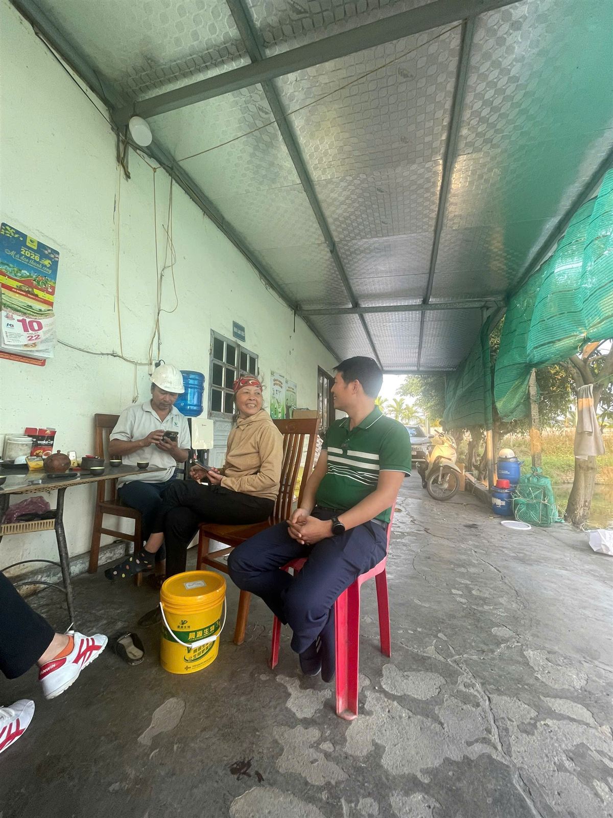 Thiện trò chuyện cùng chủ trại về cách phòng bệnh gan trên tôm