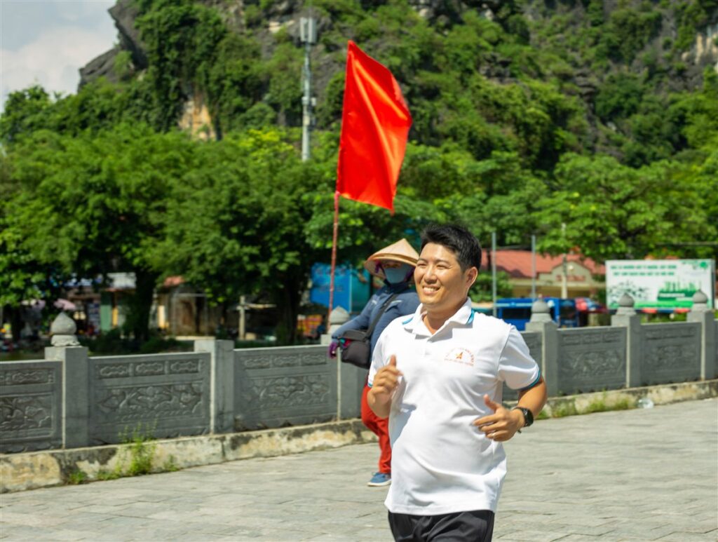 Vi sinh gan ruột cho tôm - Thiện Mũ Cối kiểm tôm bên ao