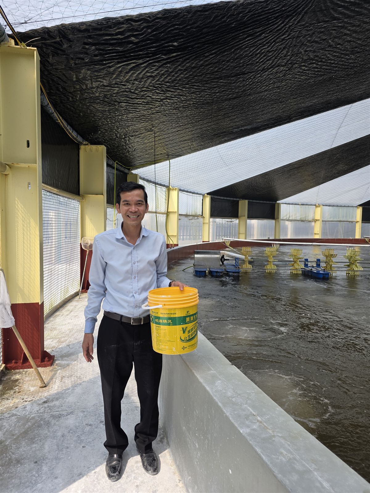 Chủ trại dùng Vi Sinh Carbon giữ màu nước ao tôm bền, không sụp tảo