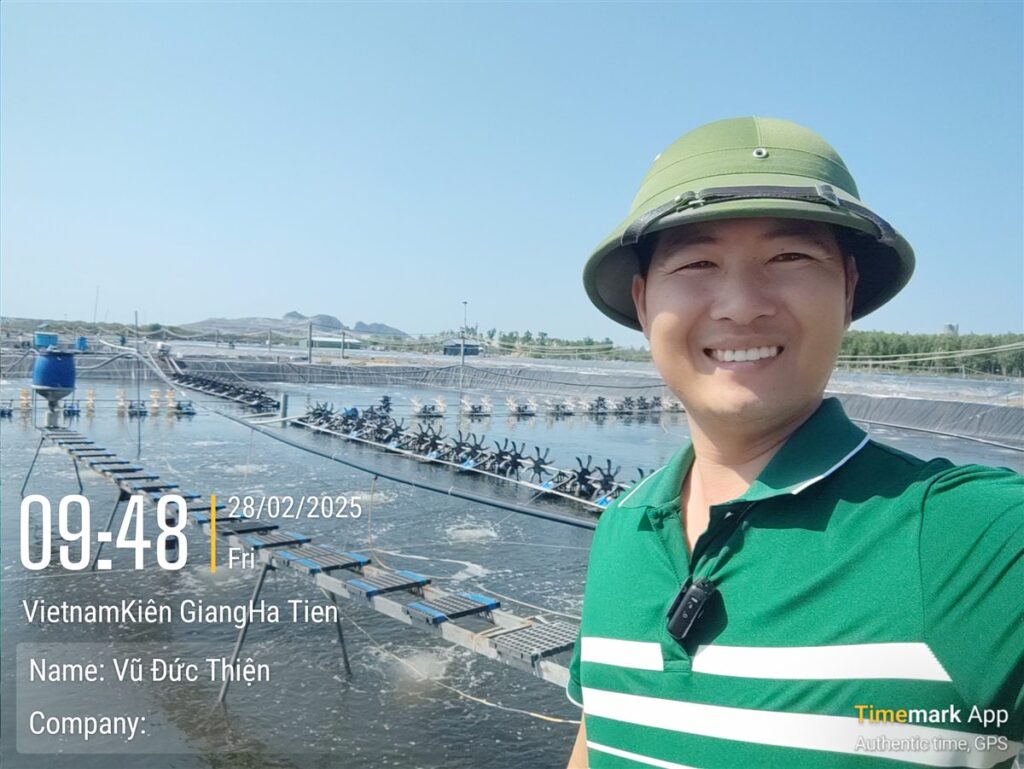 Bệnh phát sáng trên tôm — Thiện đứng bên ao tôm chạy quạt nước giữ oxy hạn chế vi khuẩn Vibrio