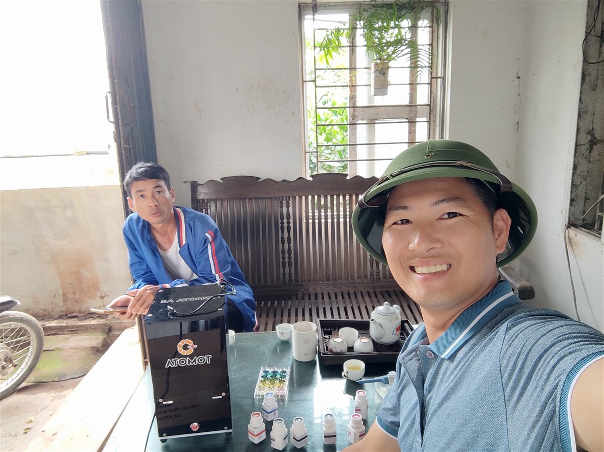 Thiện Mũ Cối cùng chủ trại đo các chỉ số nước ao tôm bằng bộ test kit