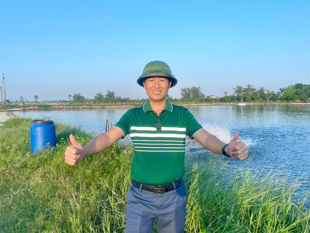 Anh Thiện Mũ Cối kiểm tra ao nuôi tôm giữ ổn định độ kiềm và pH