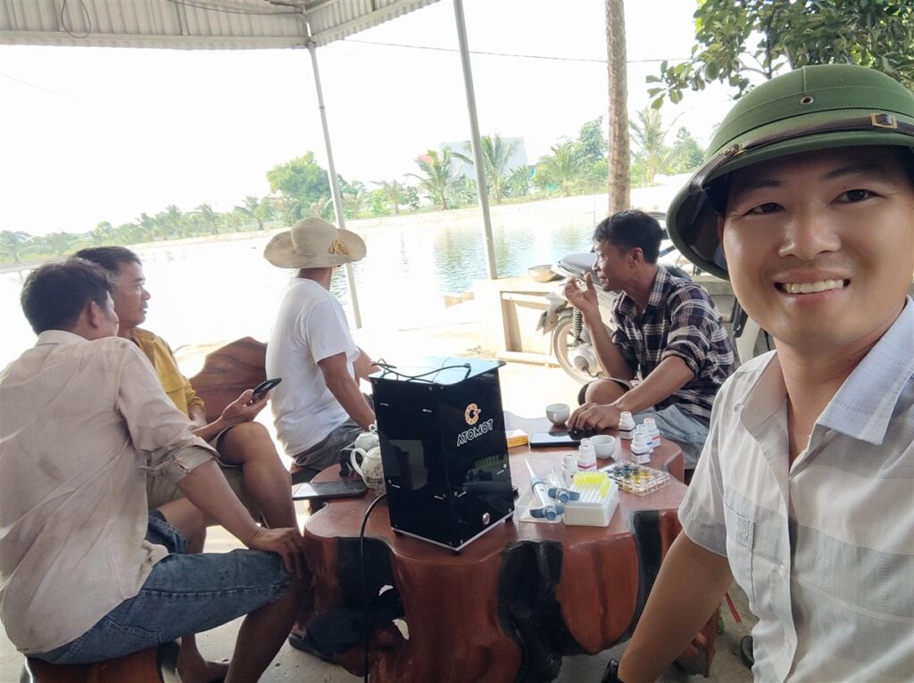 Độ mặn nuôi tôm thẻ chân trắng — Thiện Mũ Cối kiểm tra chỉ số nước cùng chủ trại bên ao