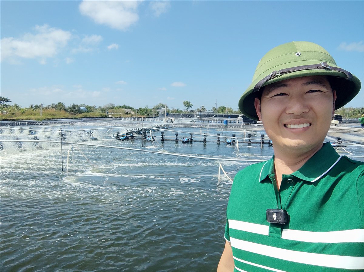 Nước ao tôm bị đục lơ lửng ở ao bạt đang chạy quạt nước mạnh