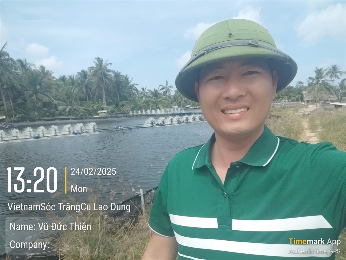 Thiện Mũ Cối bên ao nuôi tôm đang chạy quạt nước ở Sóc Trăng, chia sẻ kinh nghiệm nuôi tôm 2 giai đoạn