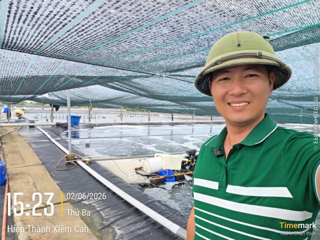 Nuôi tôm 2 giai đoạn — ao bạt có mái lưới che, nước đầy, quạt nước chạy tại Xiêm Cán, Bạc Liêu