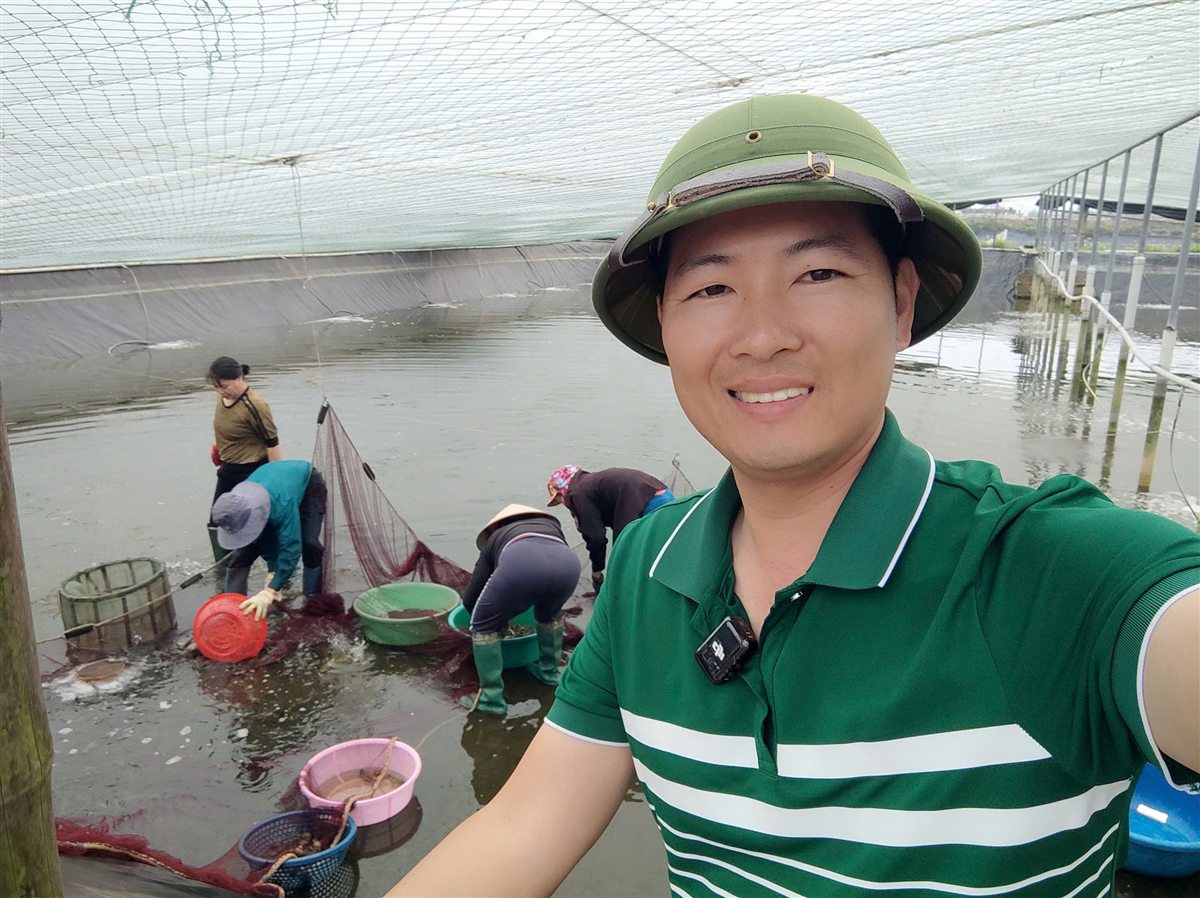 Kỹ thuật sang tôm trong nuôi tôm 2 giai đoạn — đội thợ kéo lưới bắt tôm trong ao có mái lưới che