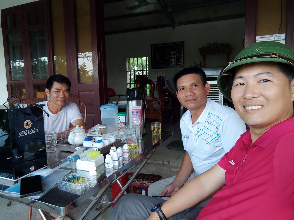 Quản lý môi trường ao nuôi tôm — Thiện Mũ Cối cùng chủ trại xem bộ test đo chỉ tiêu nước