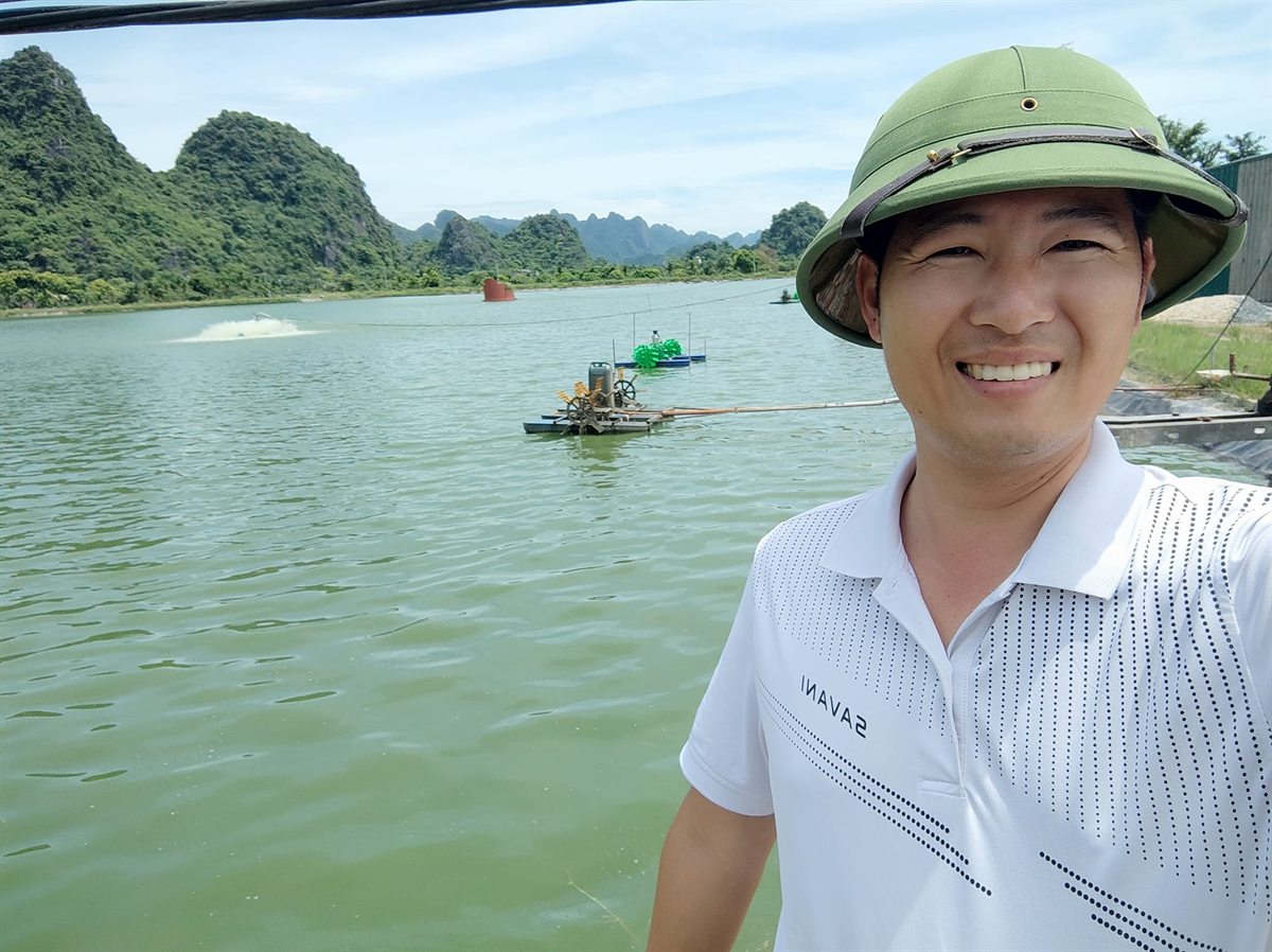 Ao nuôi tôm nước xanh rêu đậm do tảo lam tảo giáp trong ao tôm lên dày, anh Thiện kiểm tra thực tế